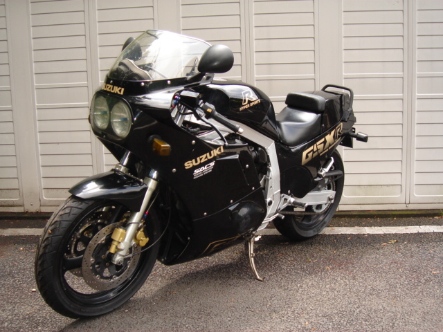 GSX-R1100-1 �W�W���i�͓X���ɕ����Ă�