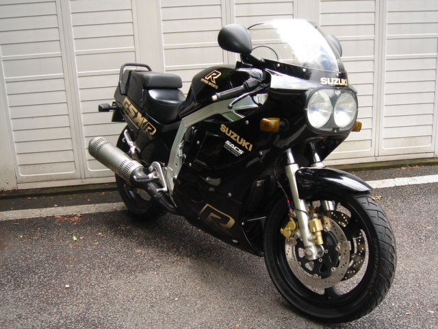 GSX-R1100-1 �W�W���i�͓X���ɕ����Ă�
