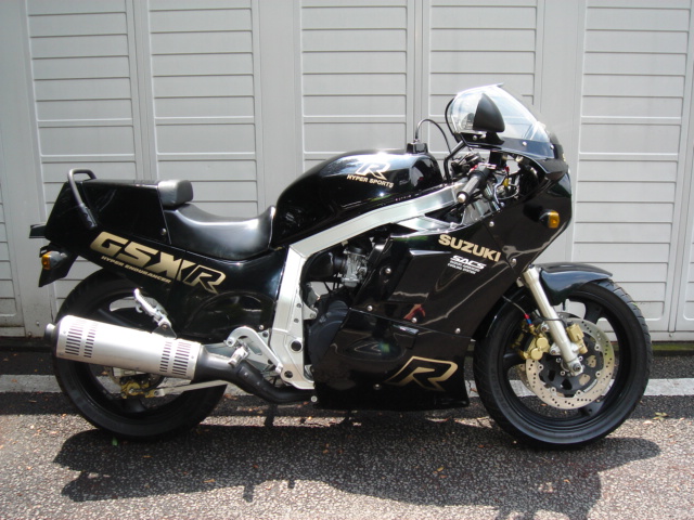 GSX-R1100-1 �W�W���i�͓X���ɕ����Ă�